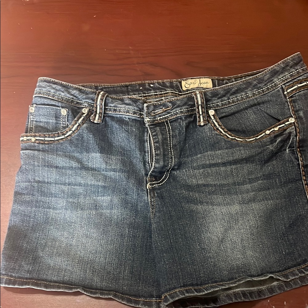 Earl jean shorts with pretty embellishments